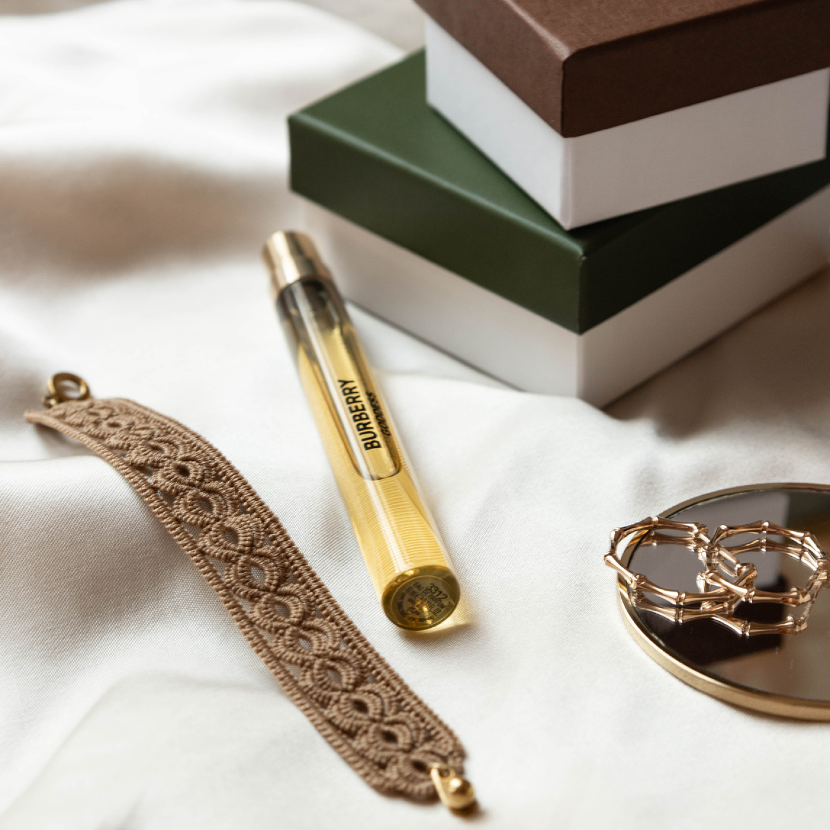 Браслет в технике фриволите иглой