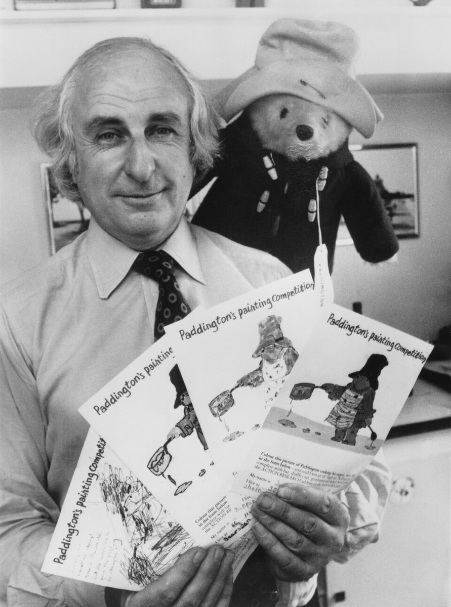    Майкл Бонд с игрушкой медвежонка Паддингтона