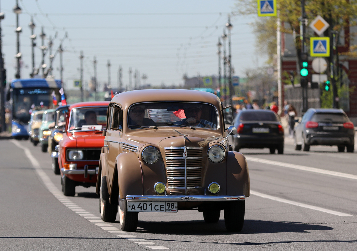 колонна Москвичей на Университетской набережной