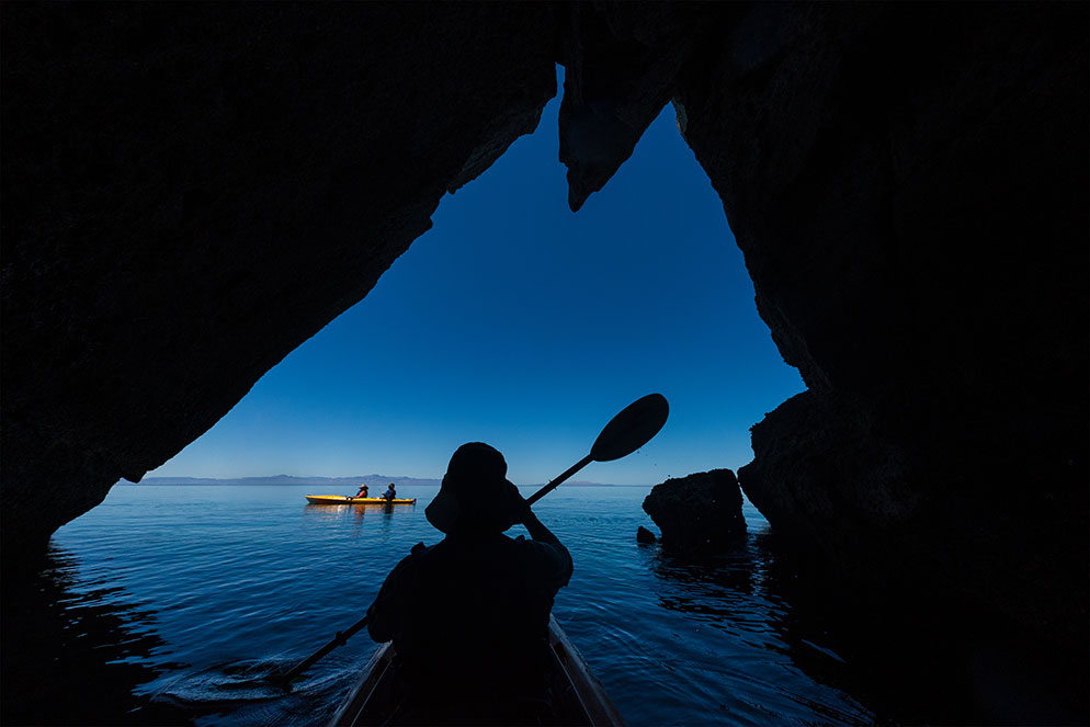 © Tom Bol - Морской каякинг в пещере в Нижней Калифорнии, Мексика