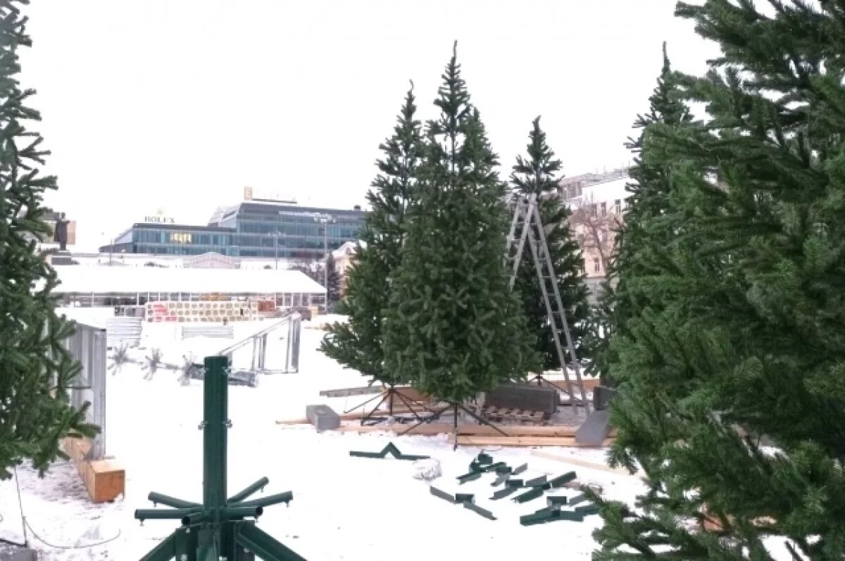    Каток на центральной площади Екатеринбурга зальют к концу недели