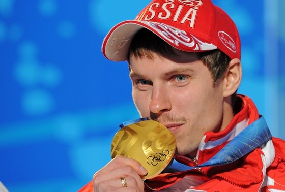    Российский биатлонист Евгений Устюгов, завоевавший золотую медаль в масс-старте на 15 км, во время церемонии награждения на XXI зимних Олимпийских играх