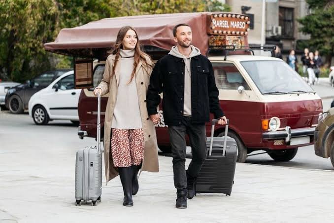 Каждая любовь начинается с шага в неизвестность.