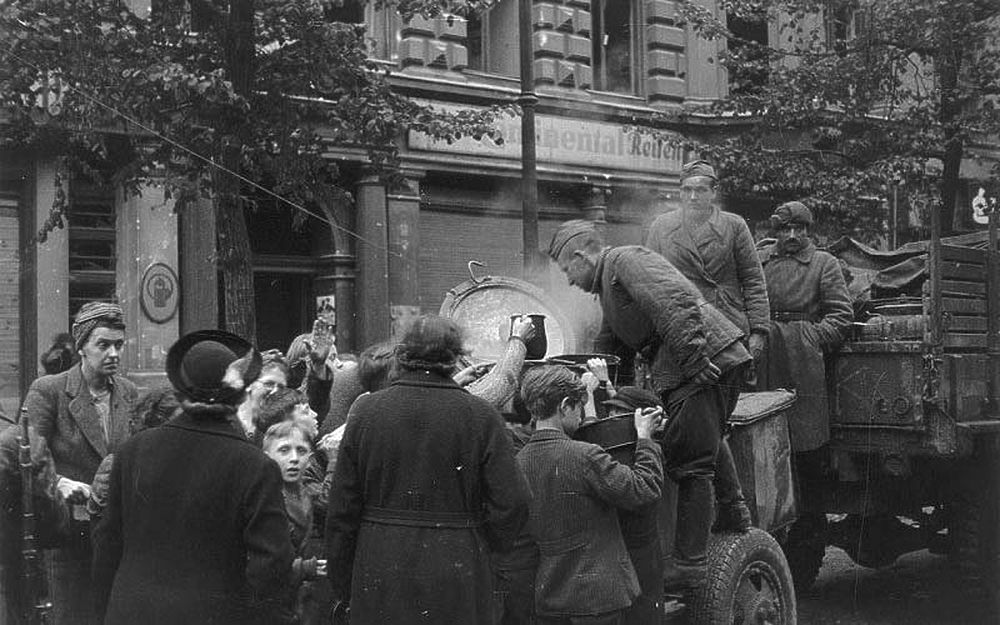 Одна из полевых кухонь, развернутых в Берлине. 1945 г.