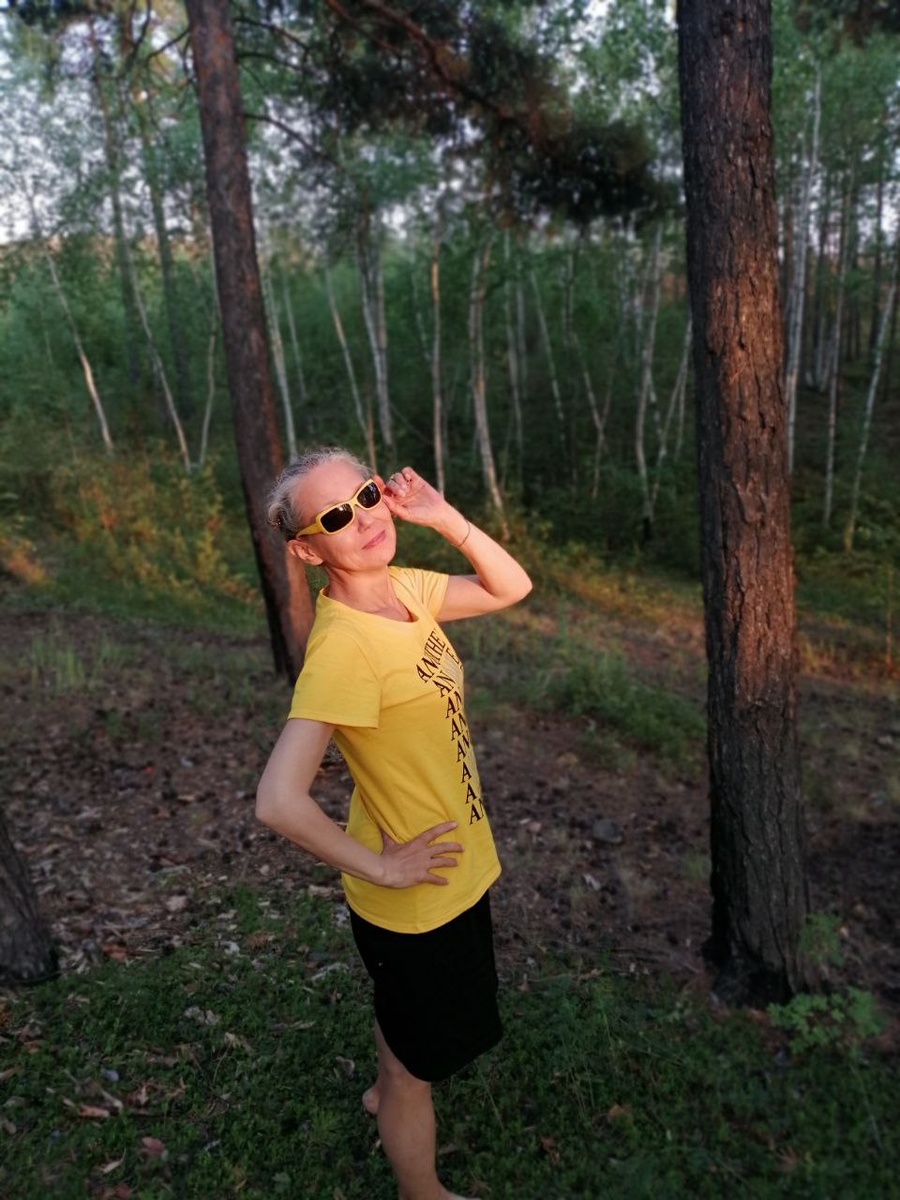 Это я, автор сего поста, на прогулке в лесу.))