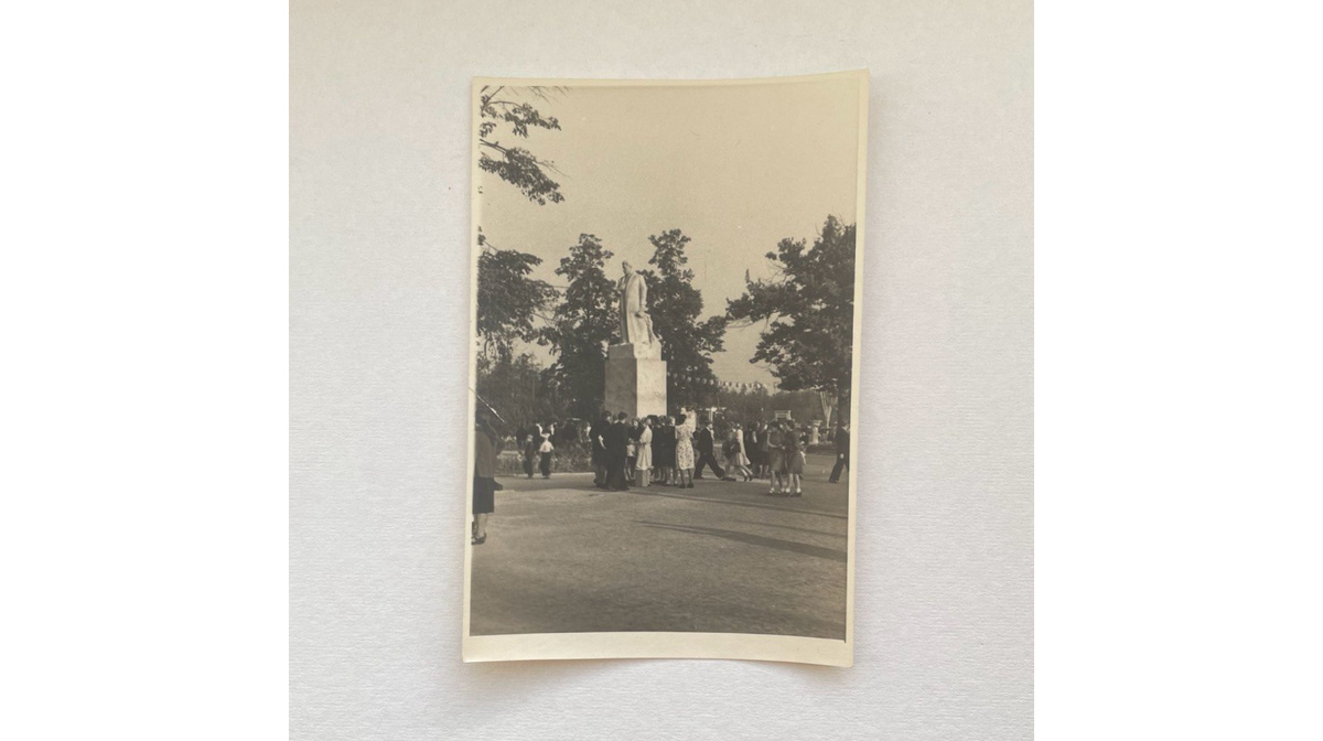 Памятник Сталину в Измайловском парке, 1949 г. (не сохранился). Скульптор — С.Д. Меркуров, фотография В. Райковского из собрания Музея районов Измайлово и Соколиная Гора. 