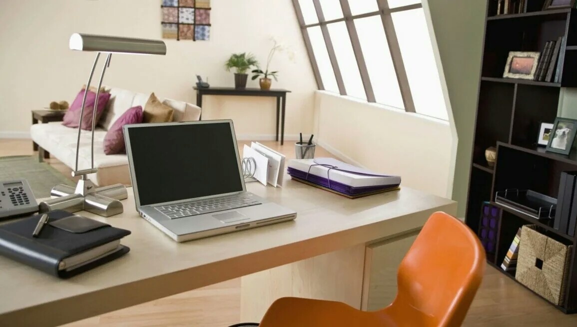 Рабочая обстановка в офисе.