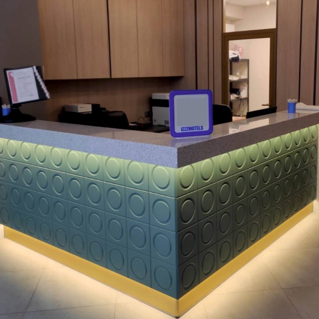 кругла фрезеровка на зоне ресепшен проекта "IZZZIHOTELS" @algair_mebel