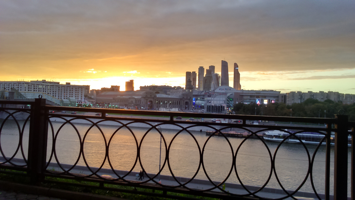 На Москве-реке. Вид на Сити. Фото А.Троилиной