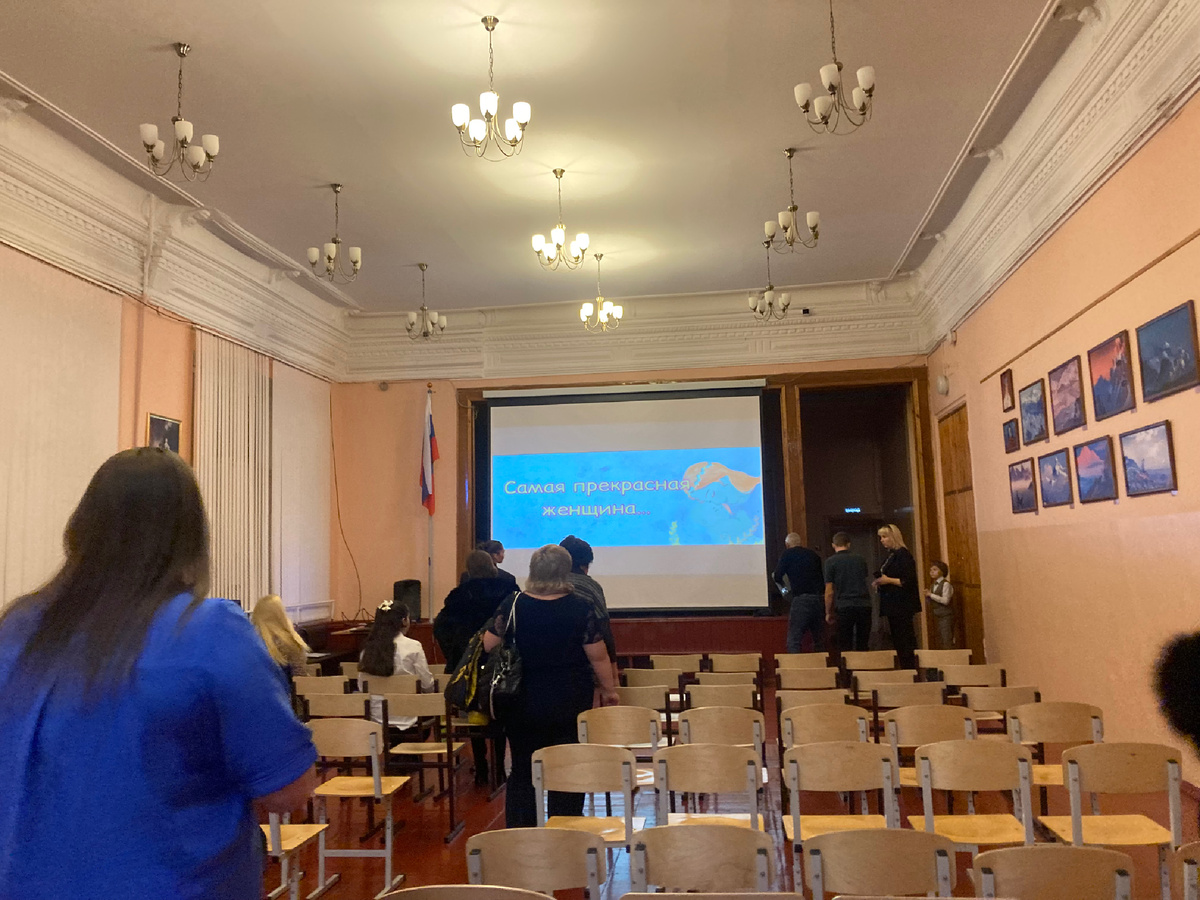 очень маленький актовый зал