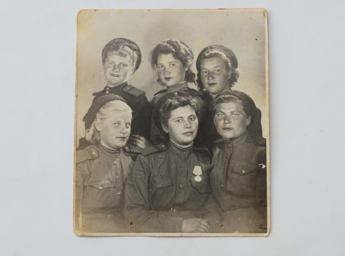    Мария Филипповна Лиманская родилась в 1924 году в селе Старая Полтавка Волгоградской области. Весной 1942 года, когда ей было всего 18 лет, она ушла на фронт — там девушка служила в запасном полку и шила одежду советским бойцам / РИА Новости / Сергей Пятаков