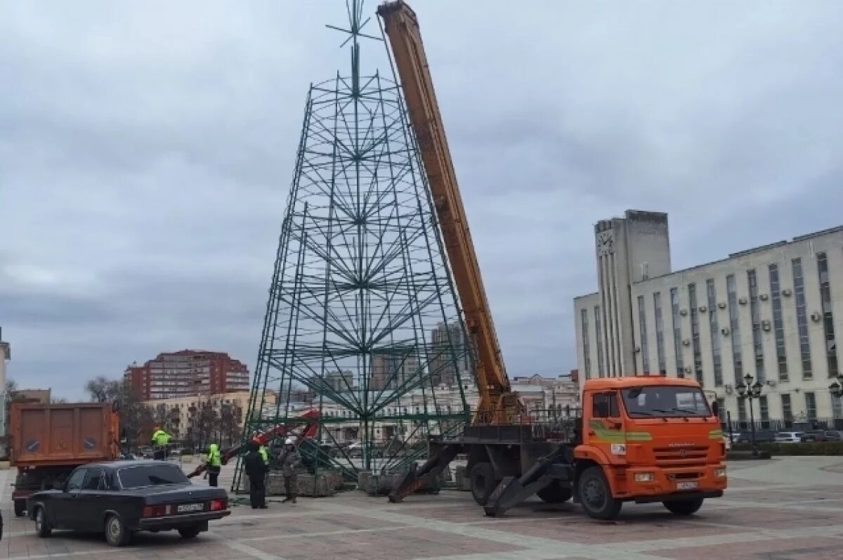    В Салехарде начался монтаж новогодних конструкций и ледяного городка