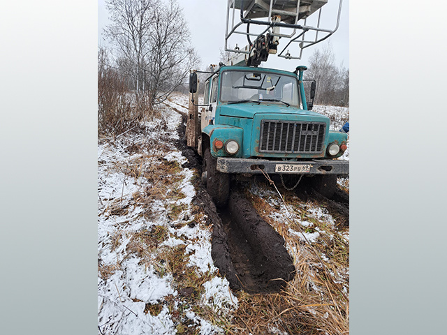 Более 360 энергетиков продолжают восстанавливать электроснабжение в Тверской области
