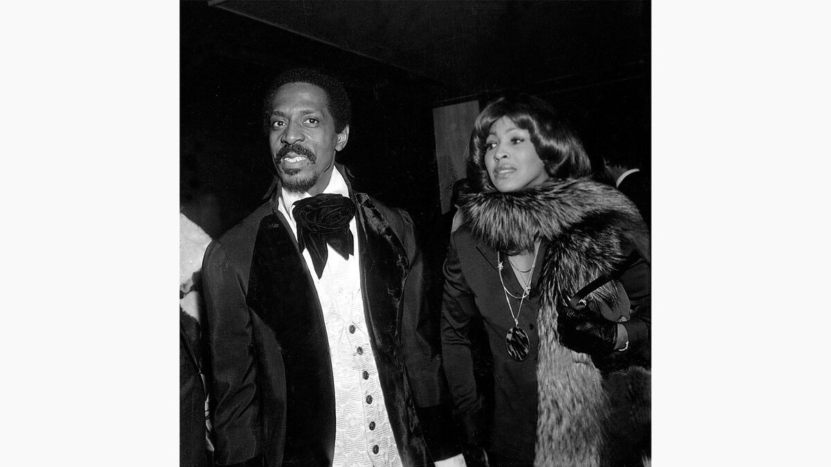 Globe Photos / Keystone Press Agency / Global Look Press📷В Сент-Луисе в середине 50-х она знакомится со своим будущим мужем гитаристом Айком Тёрнером. Тот советует девушке взять псевдоним Тина Тёрнер. Пара поженилась и создала группу Ike & Tina Turner Revue в 1962 году. Среди хитов коллектива такие композиции как: «It’s Gonna Work Out Fine», «Baby Get In On», «Poor Fool», «I Idolize You»