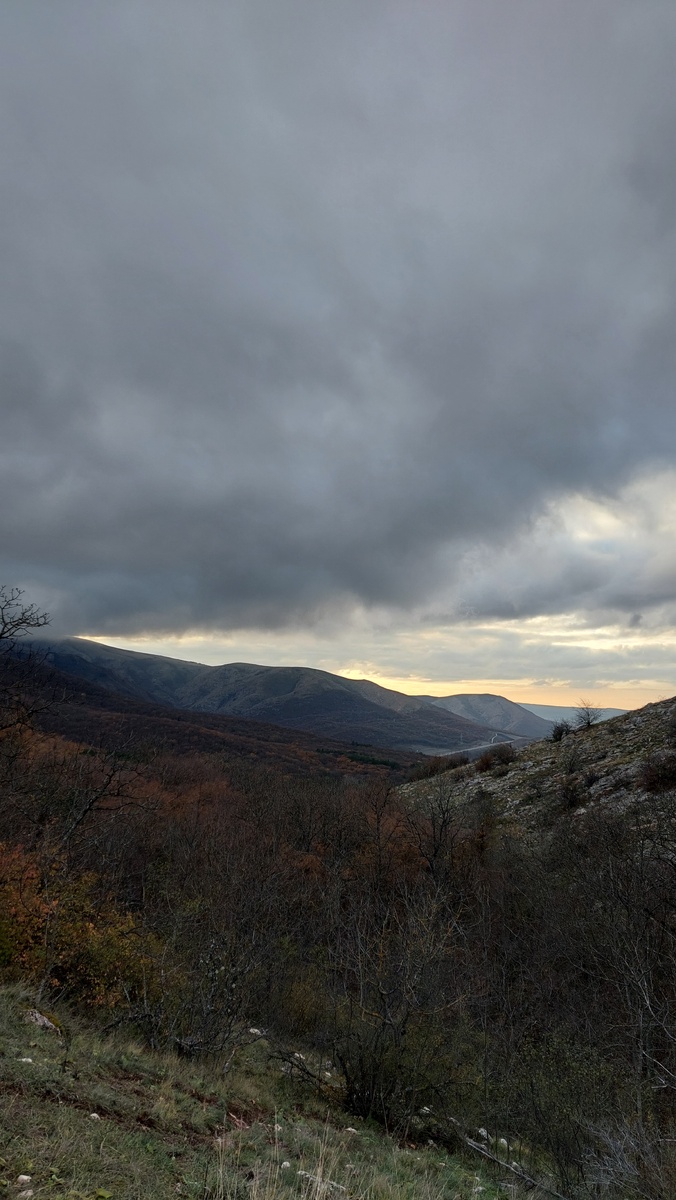 отроги Долгоруковской яйлы, некогда входившие в имение Гротенов в Перевальном | ©yoklmnru 2024