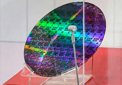 После всплывшей истории о том, что Huawei размещает на Тайване заказы на изготовление чипов через подставные компании, чипмейкер TSMC (а затем и Samsung) получил строгий запрет на такие поставки от Минторга США. А власти Тайваня примерно в то же время запретили TSMC развертывать производство чипов по самым актуальным нормам «2 нм» за пределами острова.