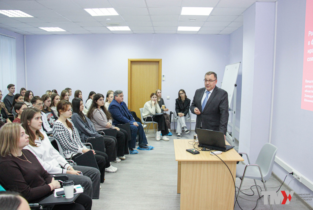 Игорь Федорович Шоломов общается с будущими врачами