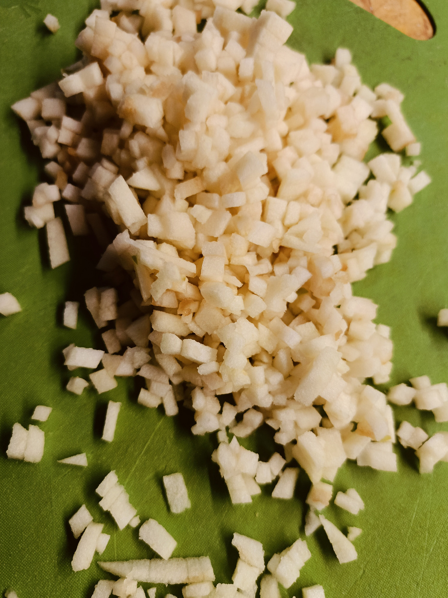 Нарезаем яблоко на мелкие кубики.