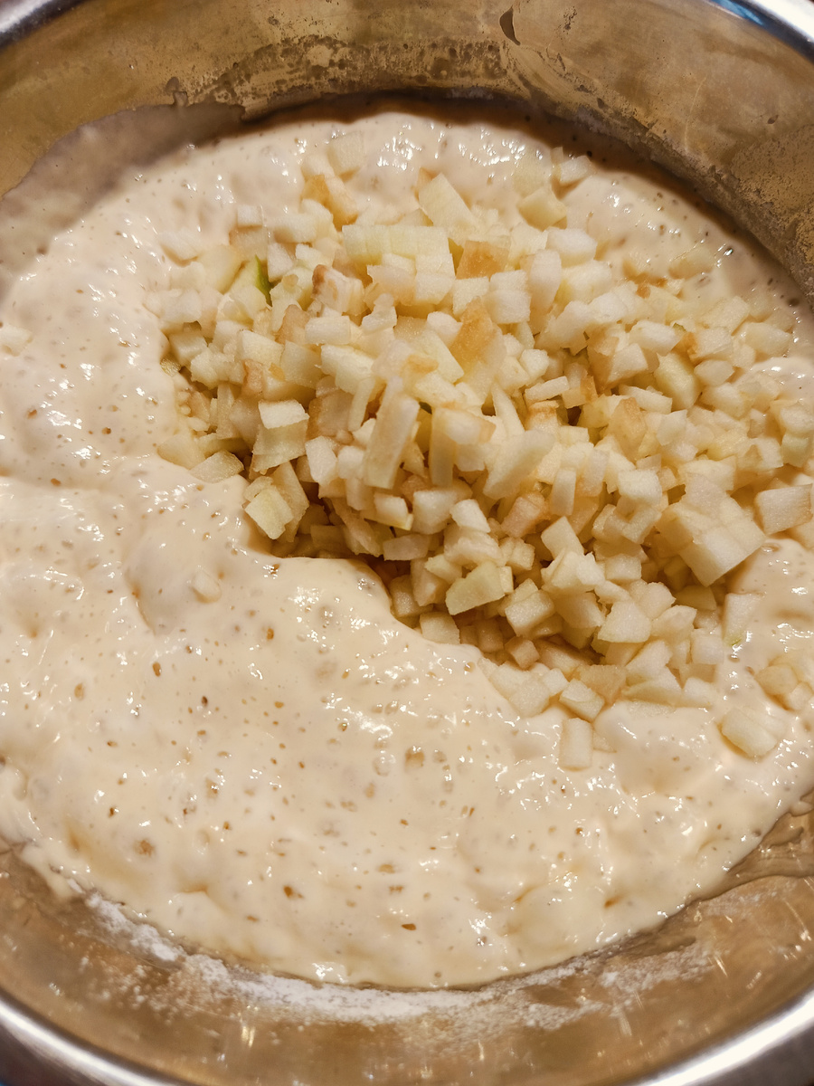 Добавляем яблоко в тесто, перемешиваем. 