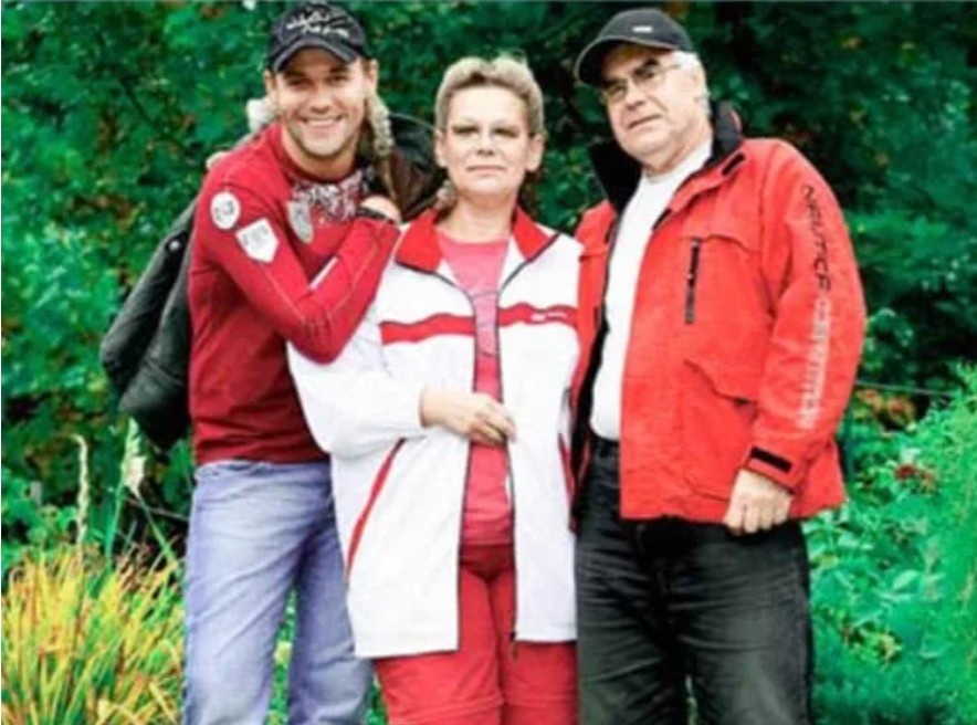 Максим с родителями.