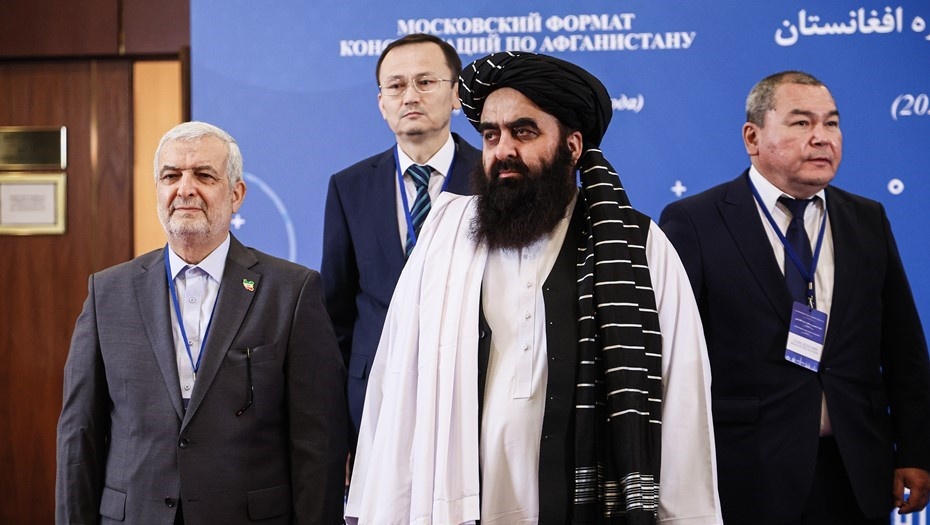    Посол Ирана в Афганистане Хасан Каземи Куми и министр иностранных дел во временном правительстве Афганистана, сформированном движением "Талибан" (запрещено в РФ), Амир Хан Моттаки (на первом плане слева направо), посол Кыргызстана в Иране Авазбек Абдуразаков (справа на втором плане) перед VI заседанием московского формата консультаций по Афганистану в гостинице "Президент-отель" Автор фото: Сергей Булкин/ТАСС