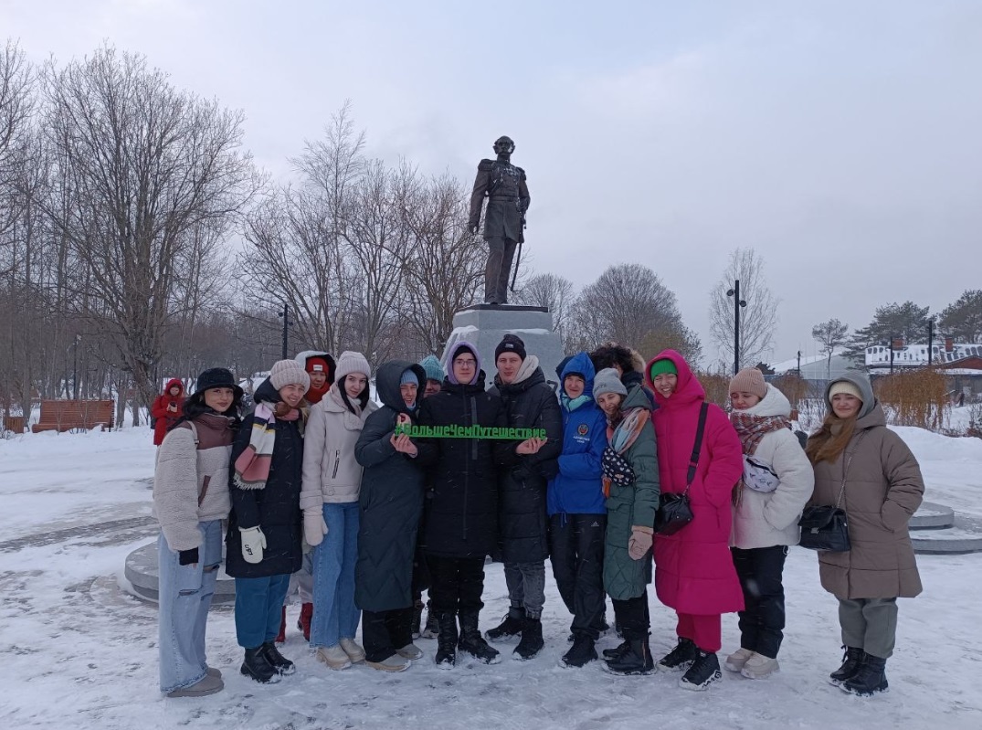 Никита (с табличкой) в путешествии от БЧП в Санкт-Петербург и Карелию