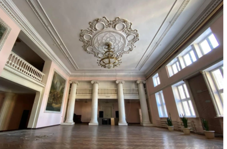 Вот здесь будут продавать макароны с картошкой. Роскошный поход за хлебушком.