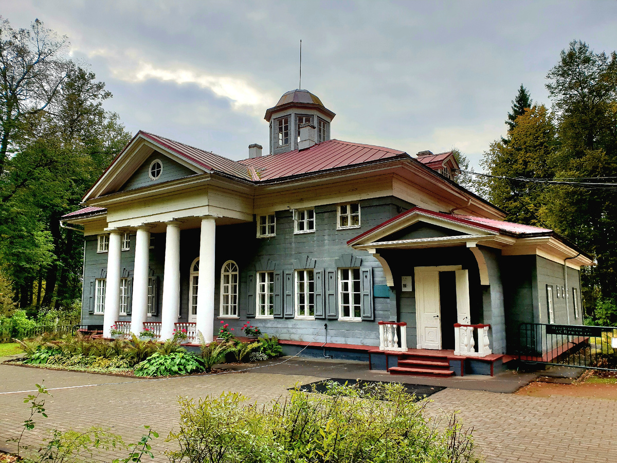 Усадьба расположена в одноимённой деревне Захарово, Одинцовского городского округа Московской области. Фото из архива автора.