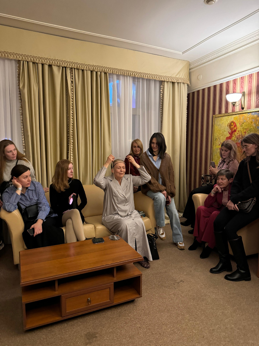 Актриса среди зрителей в номере отеля