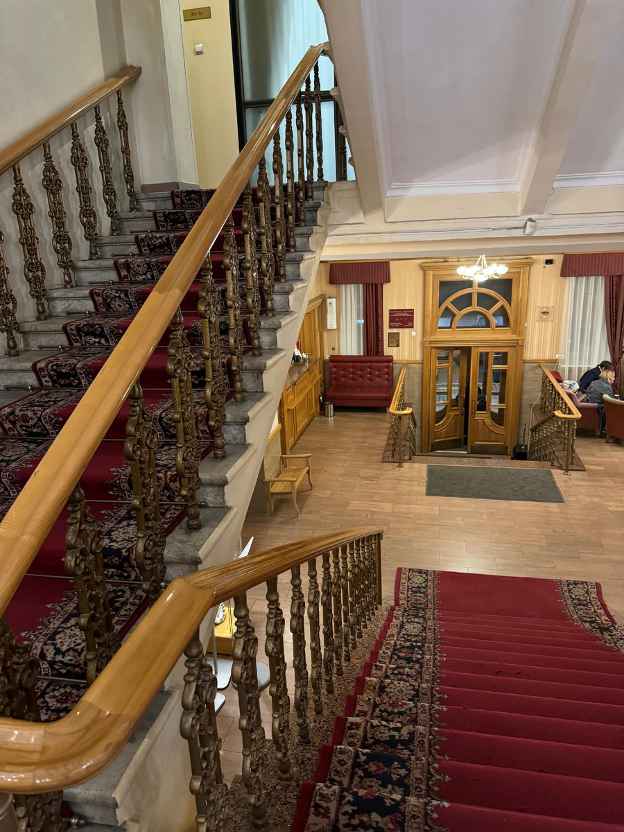 Фойе и лестницы Центральной гостиницы
