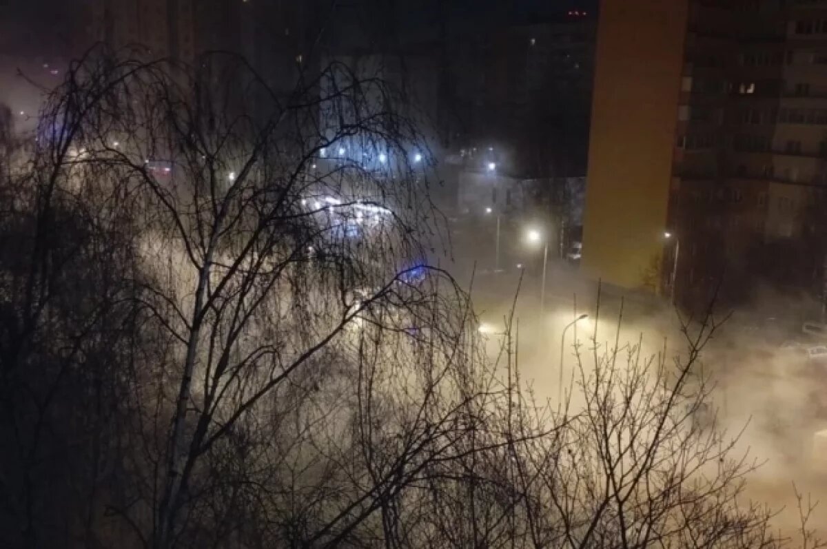    Десятки людей спасались от кипятка на капотах автомобилей в Петербурге