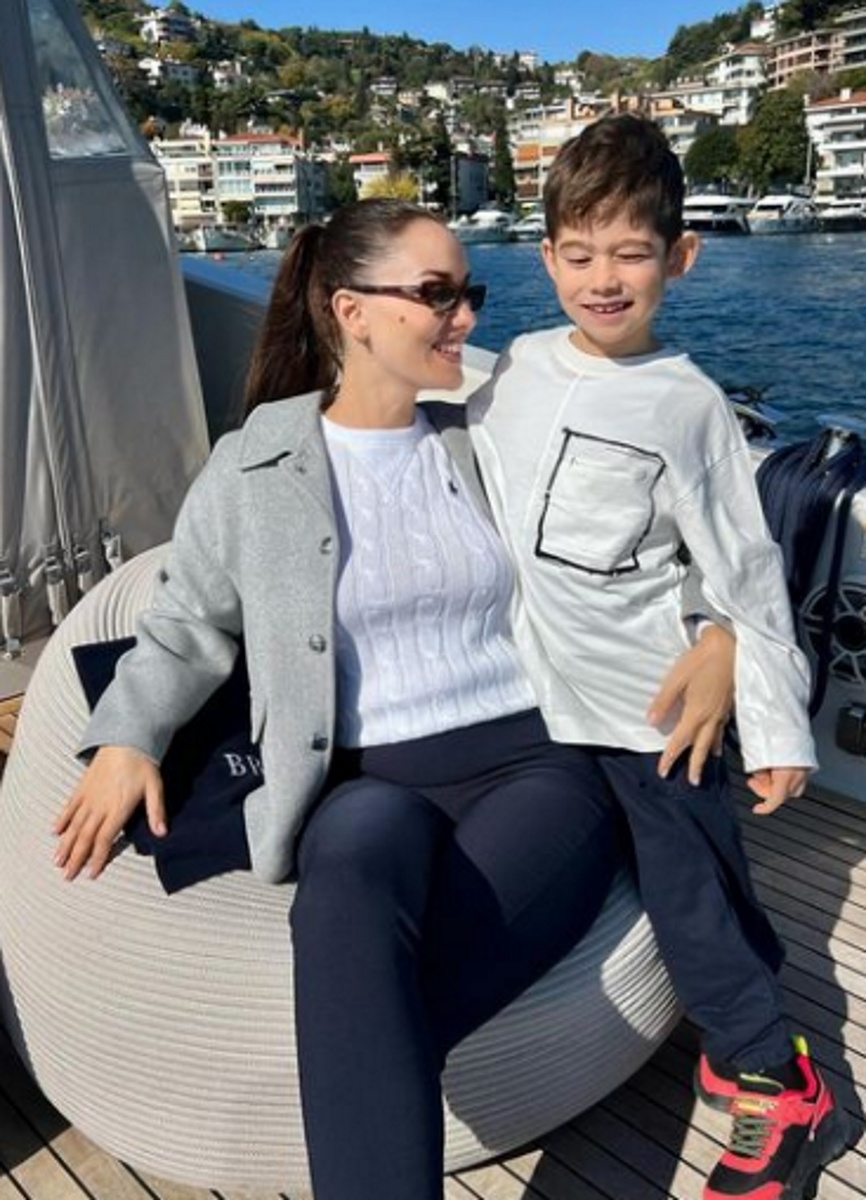 Фахрийе Эвджен с сыном Караном. Фото: соцсети