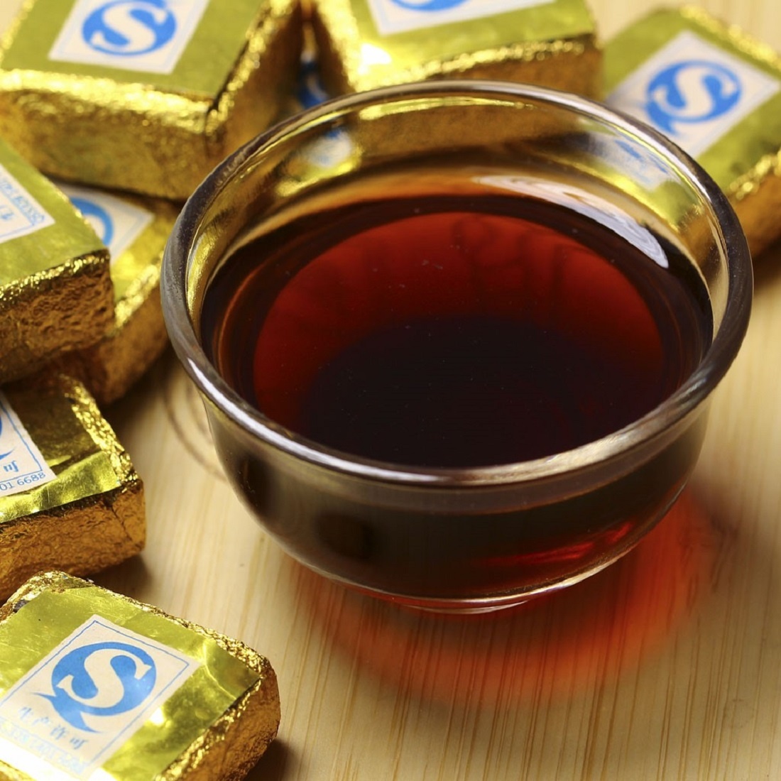 Золотой Квадратик Пуэр Шу. Чай из спрессованных чайных листьев многолетней выдержки. Провинция Юньнань 