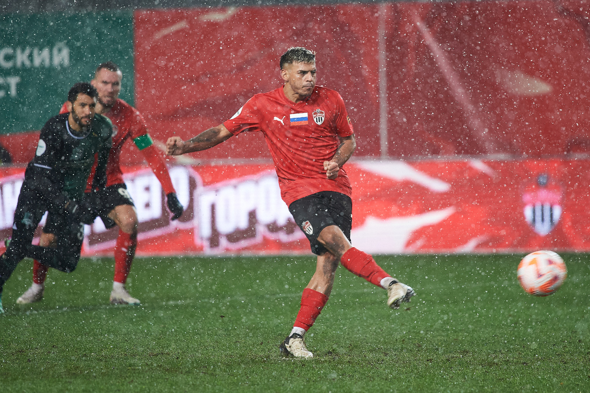 Лукас Вера забивает с пенальти. Оласа стал худшим полевым игроком матча. 