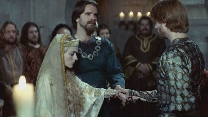 кадр из сериала "Столпы земли"