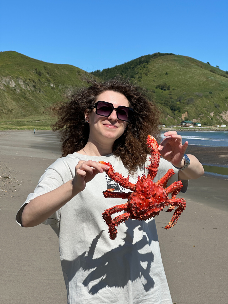 Моя подруга Аня на берегу Охотского моря. Фото: Кристина Дегтярева 