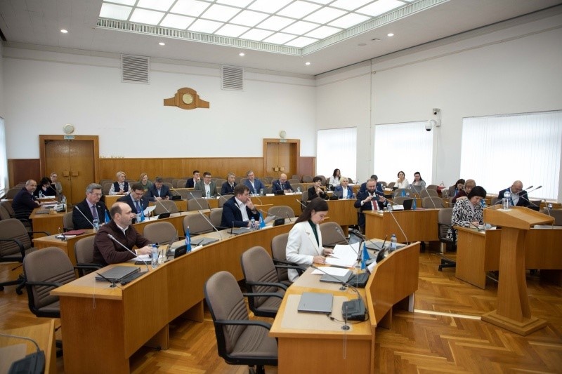    Торговля безалкогольными тонизирующими напитками будет запрещена в зданиях и помещениях, используемых в образовательной или медицинской деятельности, а также в сфере культуры, физкультуры и спорта