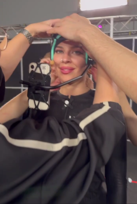 "Больше всего меня любила съемочная группа и группа разработчиков , я видела, как они расцветали и улыбались, когда я заходила) 
Всегда шутила и поднимала всем настроение. 
В конце они меня уже обнимали как родную"