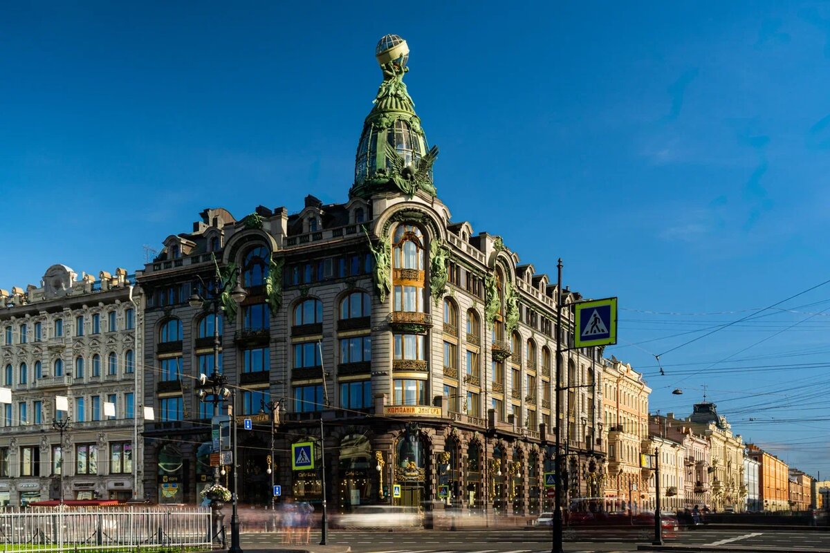 Вид на дом Зингера с Невского проспекта