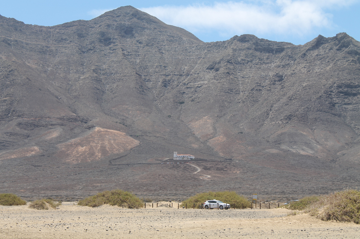 Вид на виллу издалека. Так сразу и не найдешь. 
