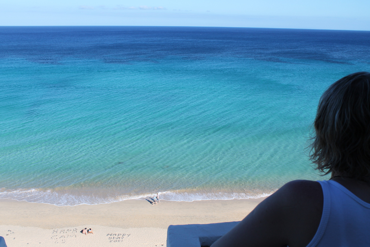 Фуэртэвентура - это чистейший океан, вулканические пейзажи и очень сильный ветер. Листайте вправо, чтобы увидеть больше изображений.