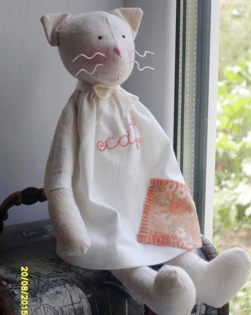 А эта кошечка сшита  в стиле Тильда ( особое направление в шитье игрушек).