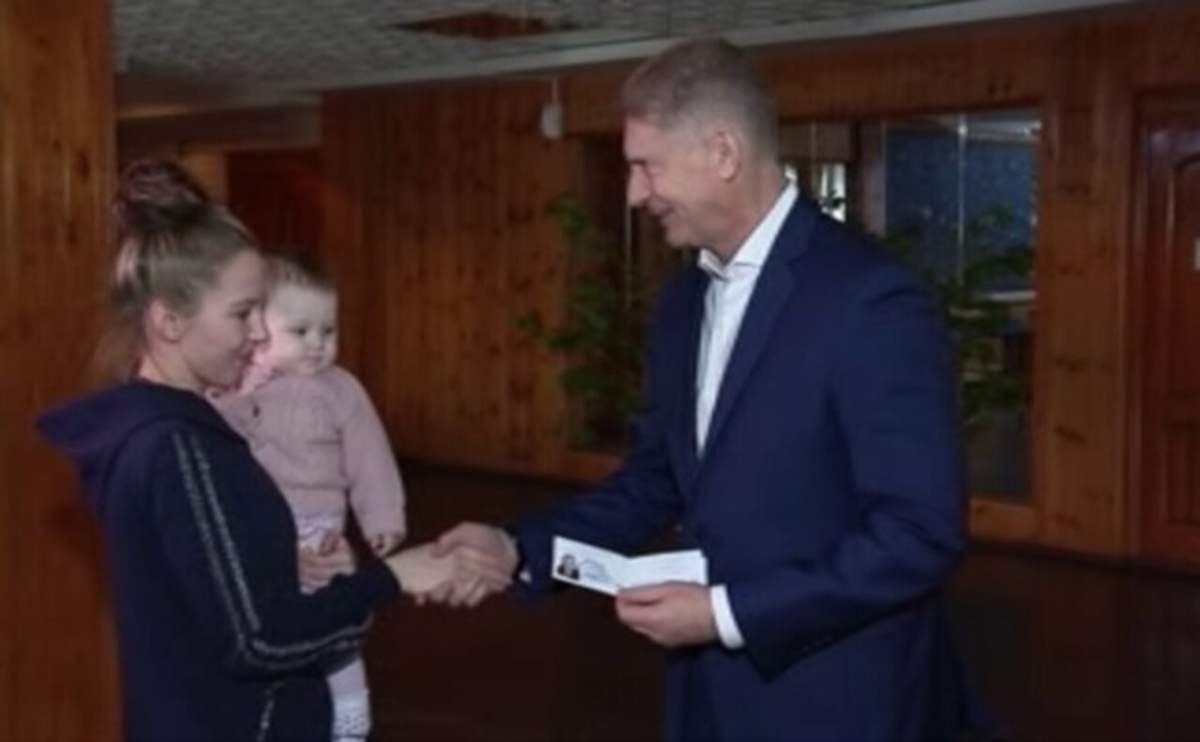    Постояльцы одного из Курских ПВР получили удостоверение многодетной семьи