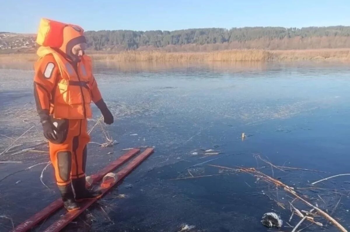    Со дна заледеневшего озера в Удмуртии подняли тело рыбака