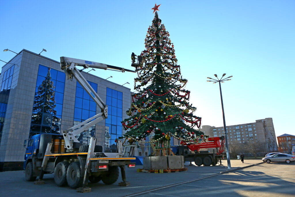    В Оренбурге установили первую новогоднюю елку «О»
