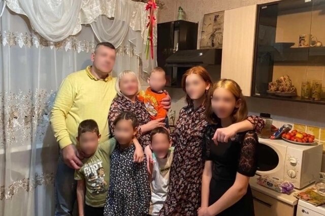 Фото: Личный архив семьи Ковалевых. Всего у многодетных шестеро детей и еще однин на подходе: самая старшая дочка недавно сама стала мамой, две девочки 11 и 15 лет, близнецы 9 лет, а также 4-летний сын.