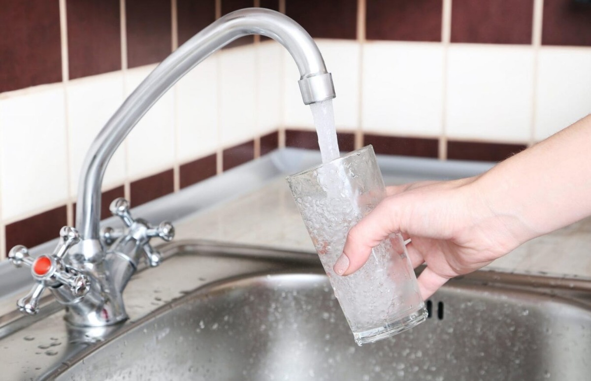    Проверить качество воды из-под крана можно даже без специальных приборов. Источник изображения: dzen.ru