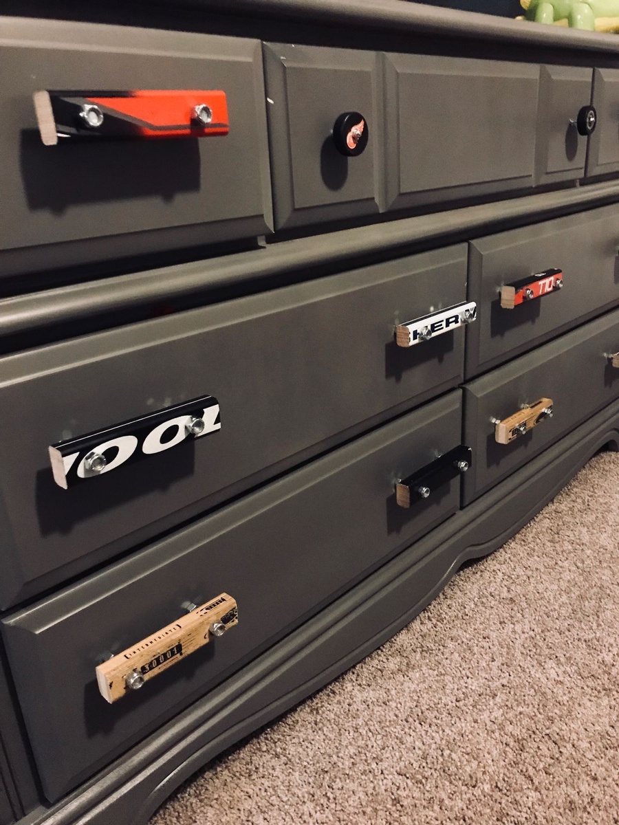 Это моя любимая картинка: ручки из клюшек! Воплотить элементарно на любом комоде, смотрится просто и стильно