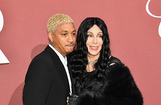    Певица Шер с молодым избранником. Фото: ТВЦ