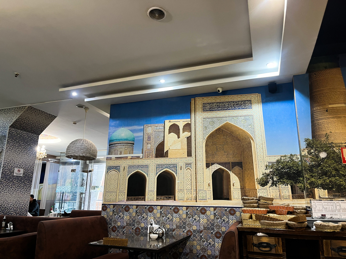 На стенах - пейзажи Ташкента →